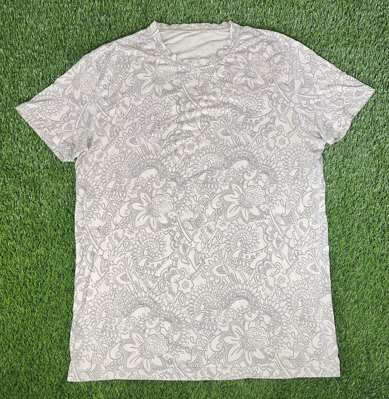 Lululemon Men’s White Paisley Short Sleeve Drysense Shirt Size xLarge Vintage gallery