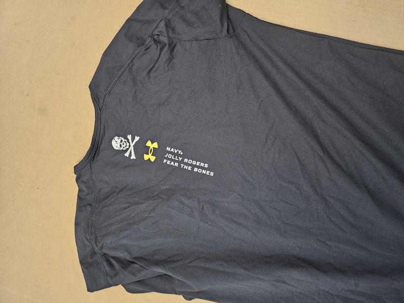 Under Armour Men's Tech Jolly Rogers Shirt Medium Fear The Bones Long Sleeve gallery