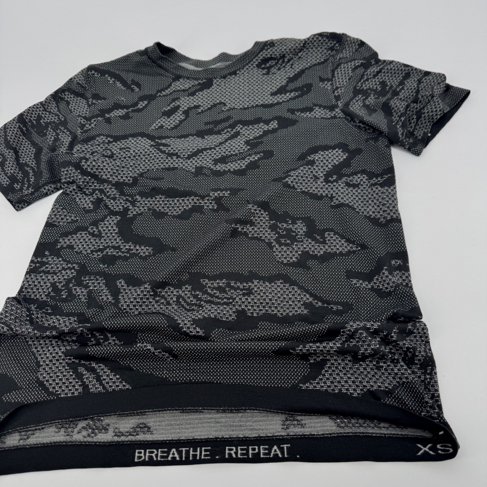 Lululemon Metal Vent Tech Tokyo Camo Short Sleeve Shirt Mens XS Black Grey gallery