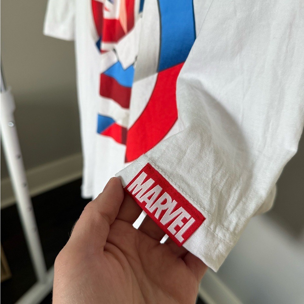 NEW Marvel Unisex Oversized Captain America Graphic Tee Size Large gallery