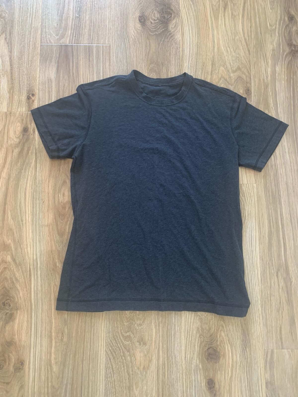 Lululemon 5 Year Basic V Neck T-Shirt Mens Size Medium Grey Tee gallery