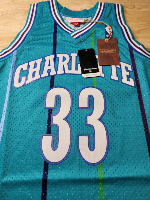 Mitchell & Ness NBA SWINGMAN ROAD JERSEY - HORNETS 92 ALONZO MOURNING Medium gallery