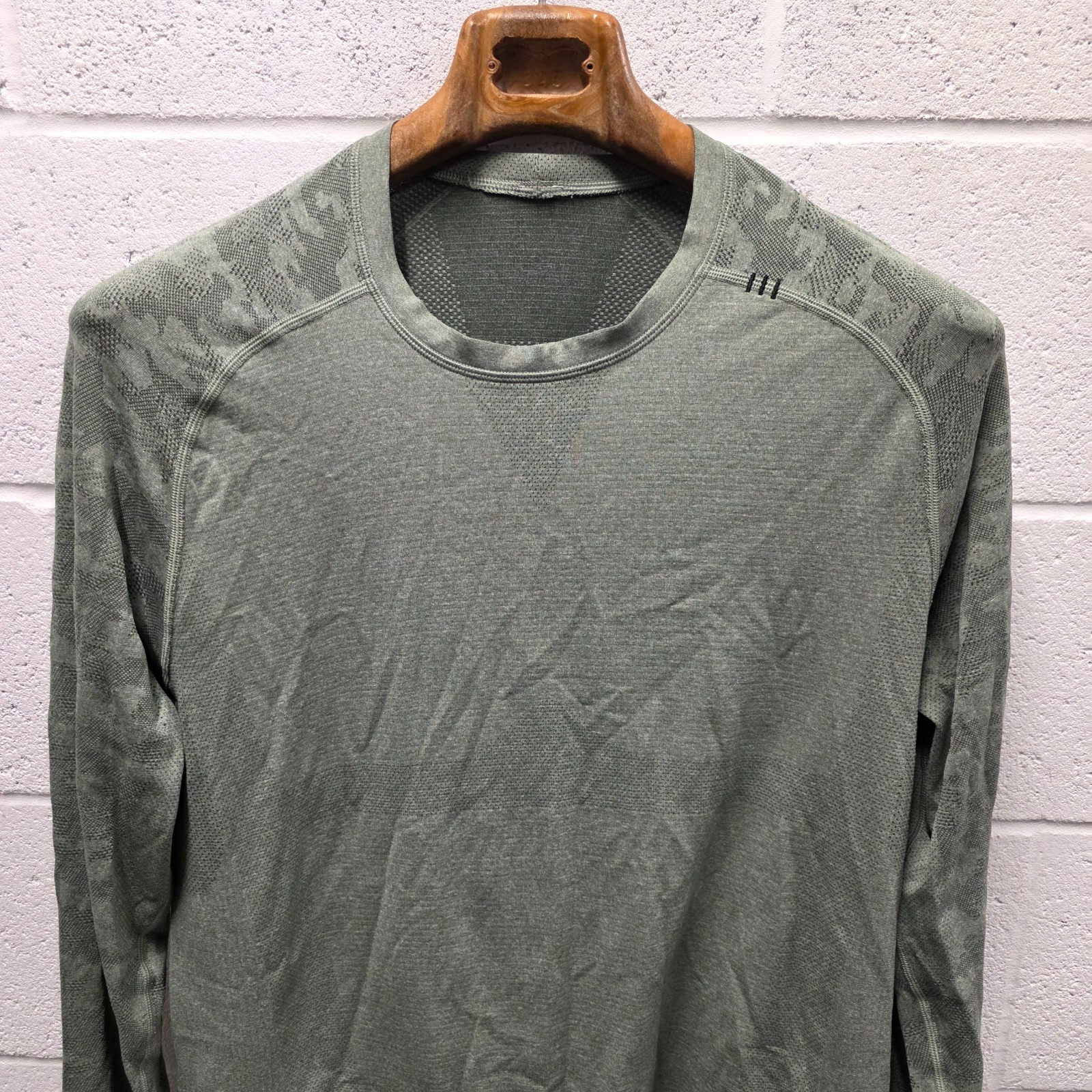 Lululemon Men's Metal Vent Tech 2.0 Long Sleeve Shirt Camo Green Black 22x29 L gallery
