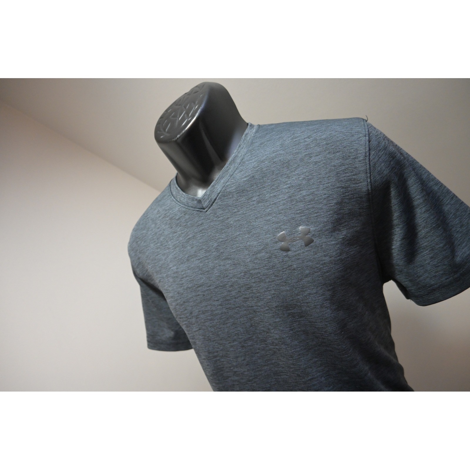 Under Armour T-Shirt Mens Medium Gray HeatGear V-Neck Short Sleeve Loose EUC gallery