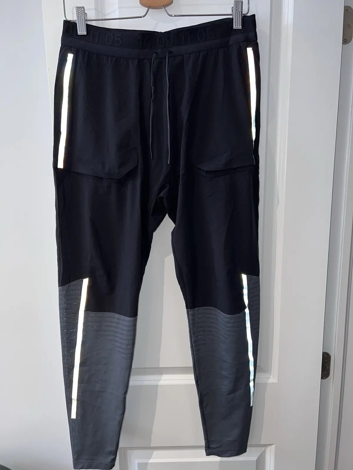 Nike Tech Pack Men’s Running Pants BV5695-010 Black/Anthracite-Size Medium gallery