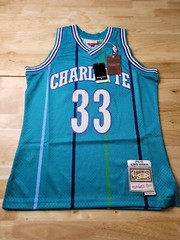 Mitchell & Ness NBA SWINGMAN ROAD JERSEY – HORNETS 92 ALONZO MOURNING Medium