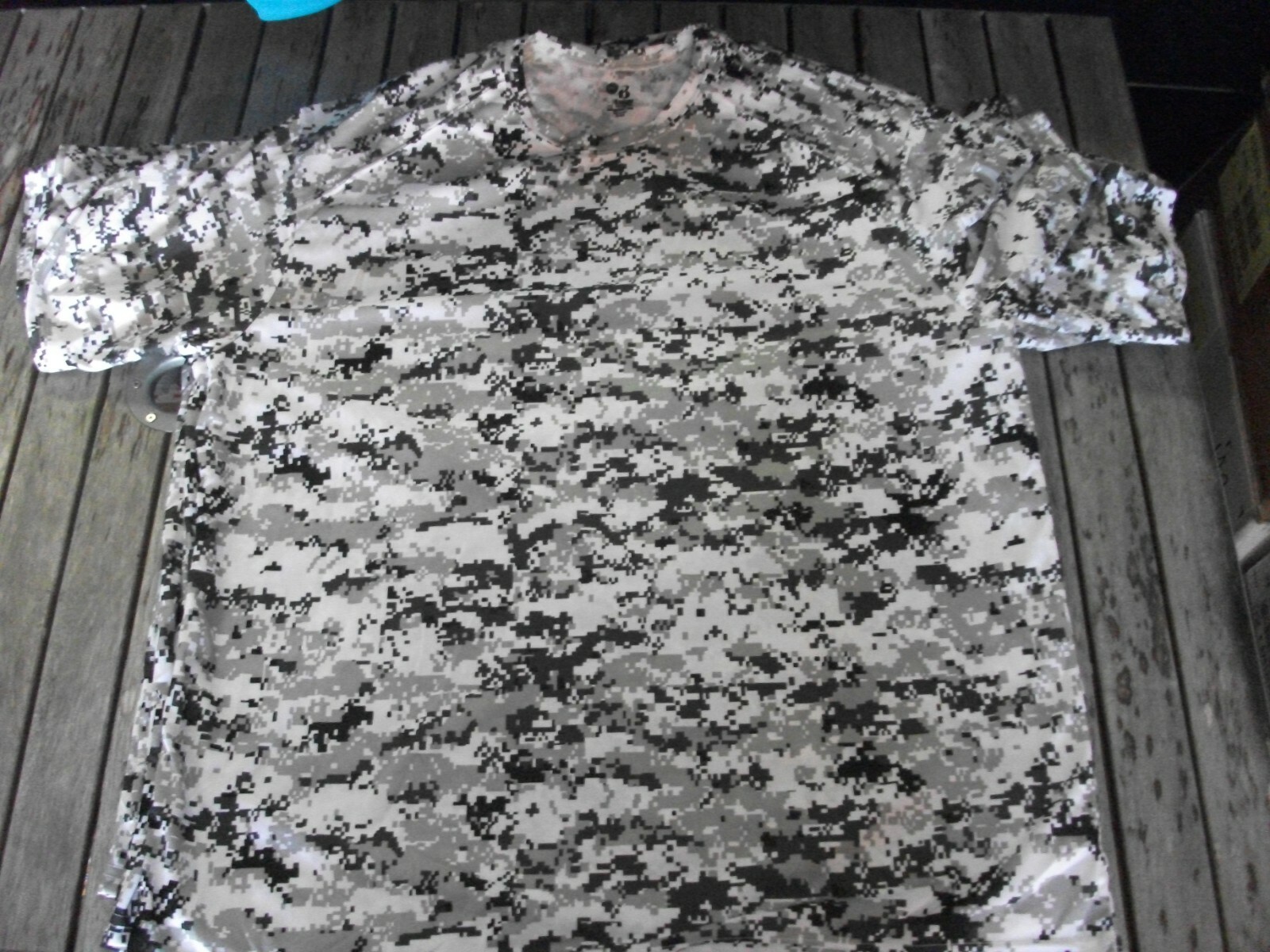BADGER SPORTS WHITE SIZE 2XL SS SHIRT DIGITAL CAMO UNDER ARMOUR DRI FIT TYPE gallery