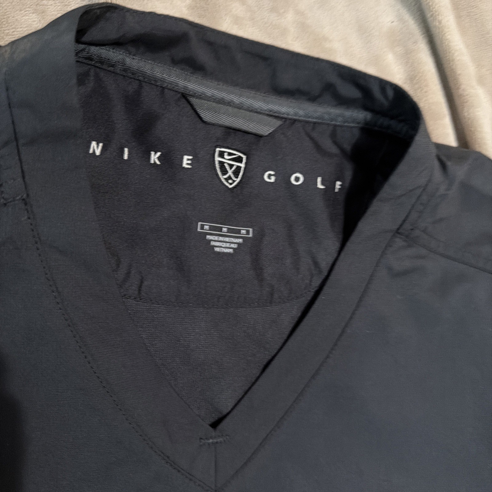 Nike’s Golf Long Sleve Windbraker V Neck Size M gallery
