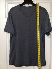 Lululemon Men’s Athletic Tee Shirt Med Gray V Neck Poly Nylon Stretch