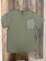 Lululemon Men’s Olive Green Short Sleeve Pocket T-Shirt Size Medium M NWOT