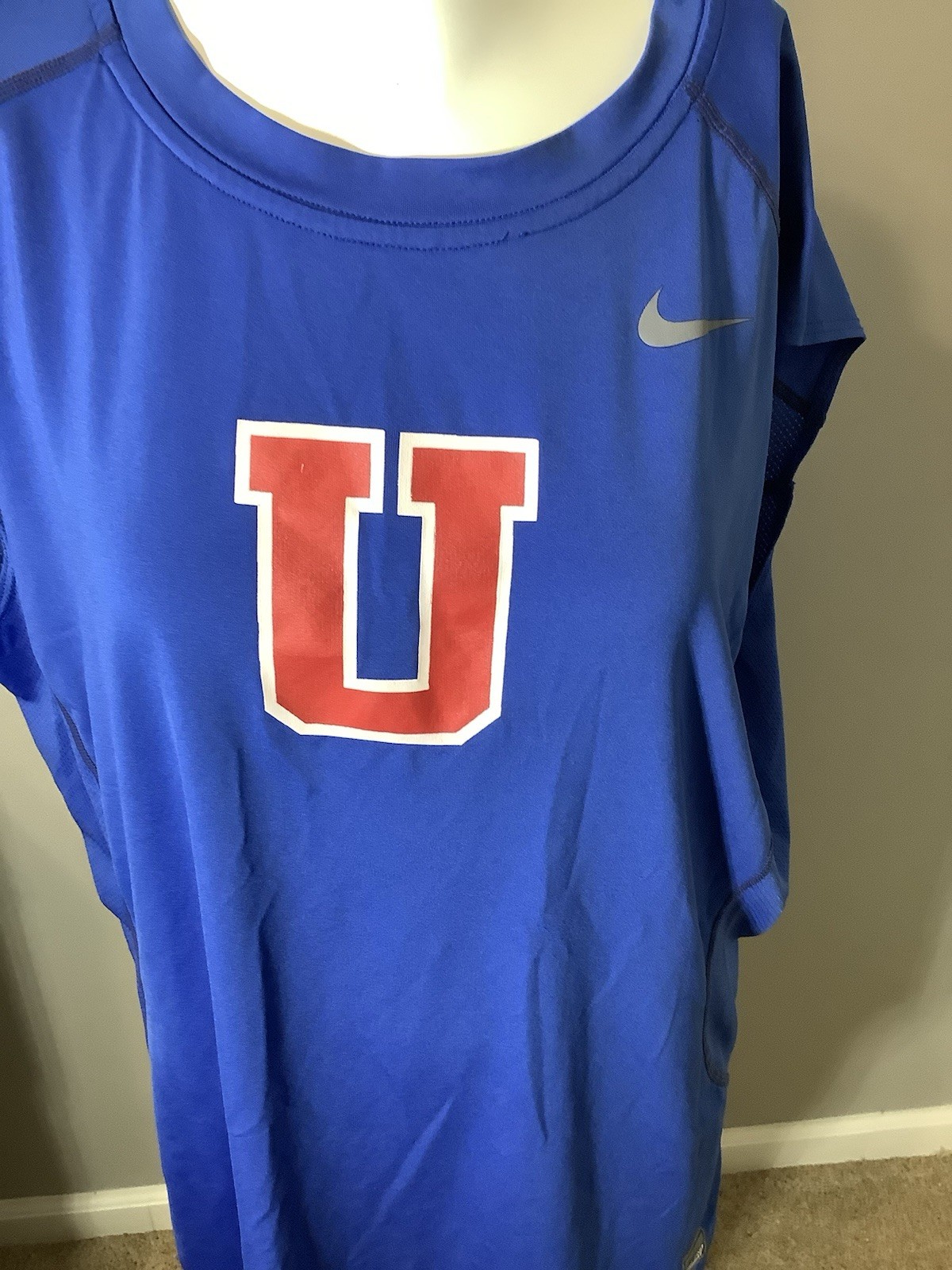 Men’s Large Universidad De Chile Nike Dri Fit Pro Combat Sleeveless Shirt gallery