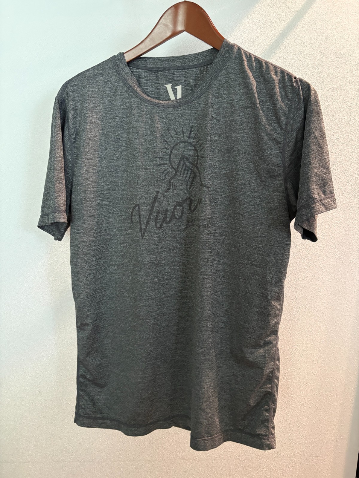 Vuori Peak Tech T-Shirt Men's Gray Mountain Graphic Size Medium gallery