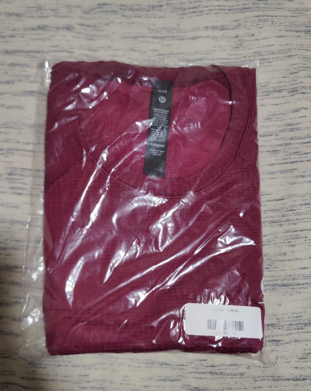 Lululemon Men Size XL Burgundy Wine Peloton Long Sleeve Metal Vent Tech Shirt gallery