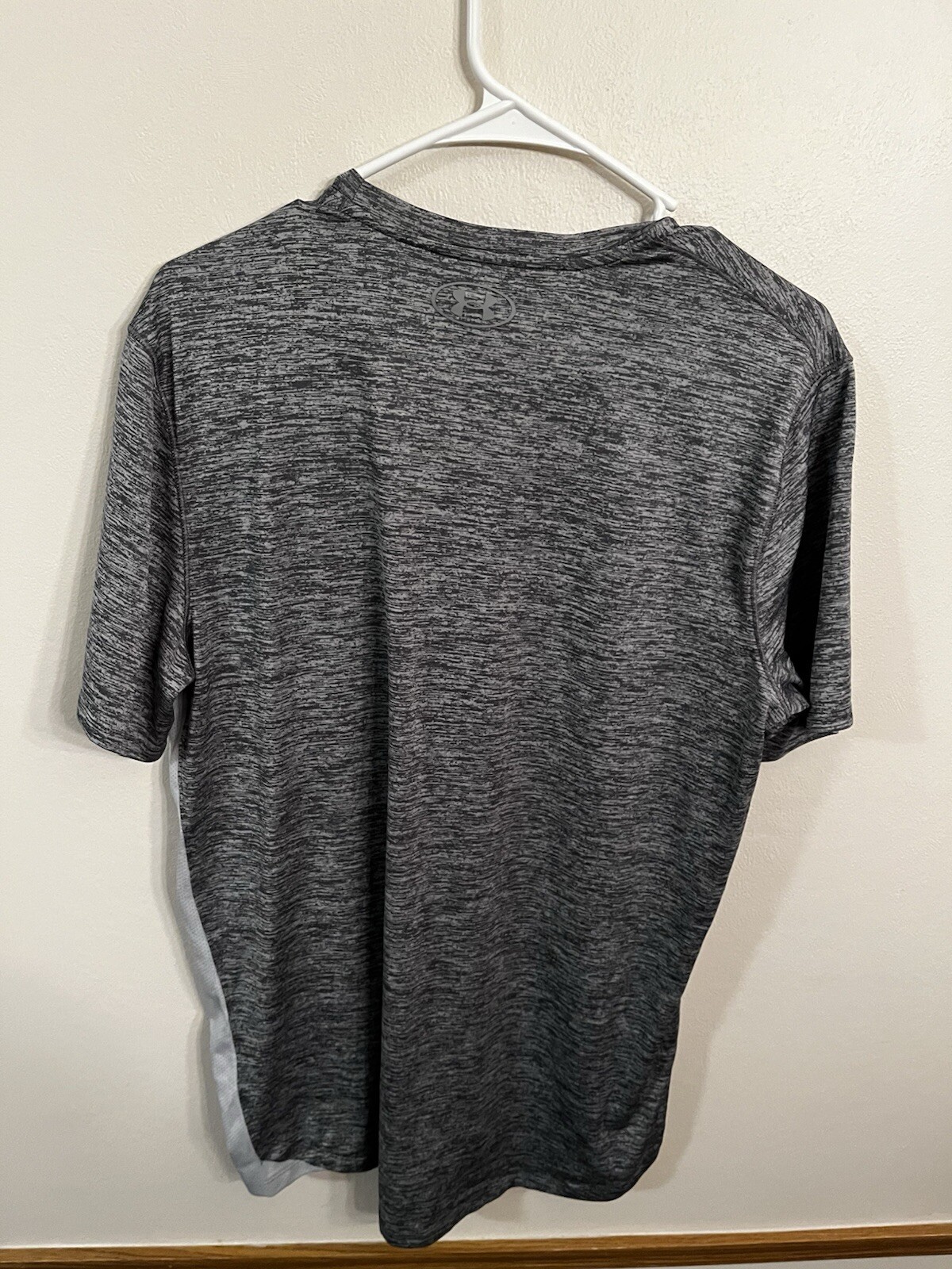 Under Armour Notre Dame Men’s Medium Heat Gear Loose Fitting Tee Gray White gallery