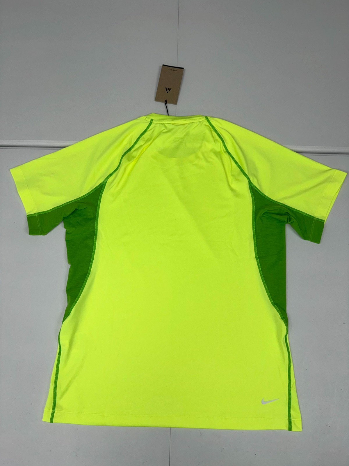 Nike ACG Dri Fit Short Sleeve Base Layer Top Mens Medium Green Sweat Wicking gallery
