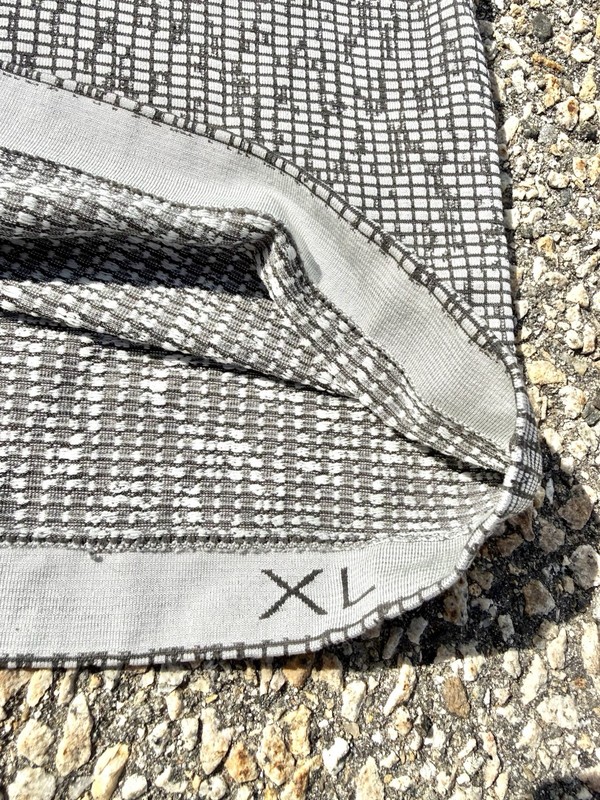 Lululemon Metal Vent Tech Long Sleeve Athletic Shirt Mens Size XL Gray Snakeskin gallery
