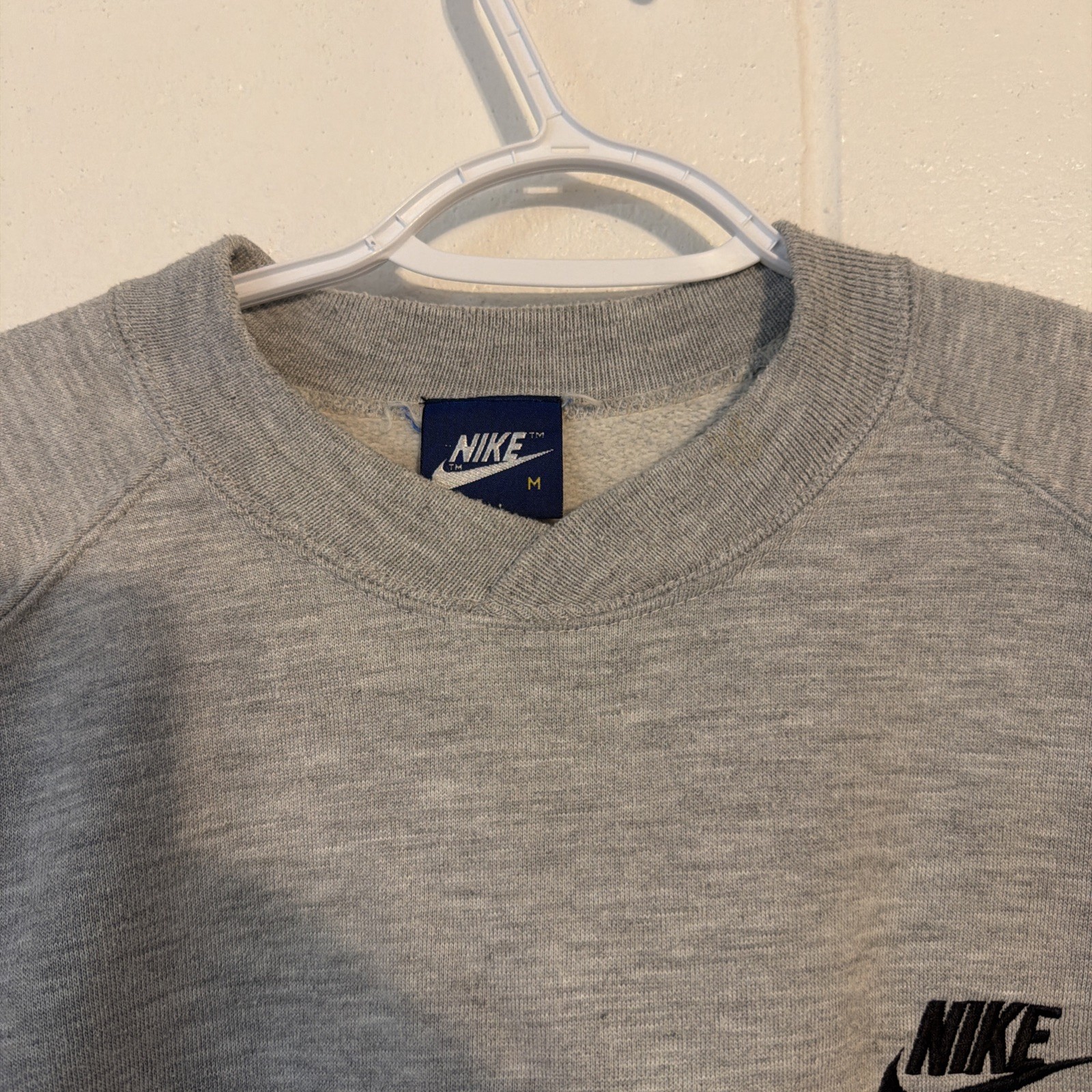 Nike Long Sleeve Men’s Sweat V Neck Size M Gray Pockets Crew Neck Active wear gallery