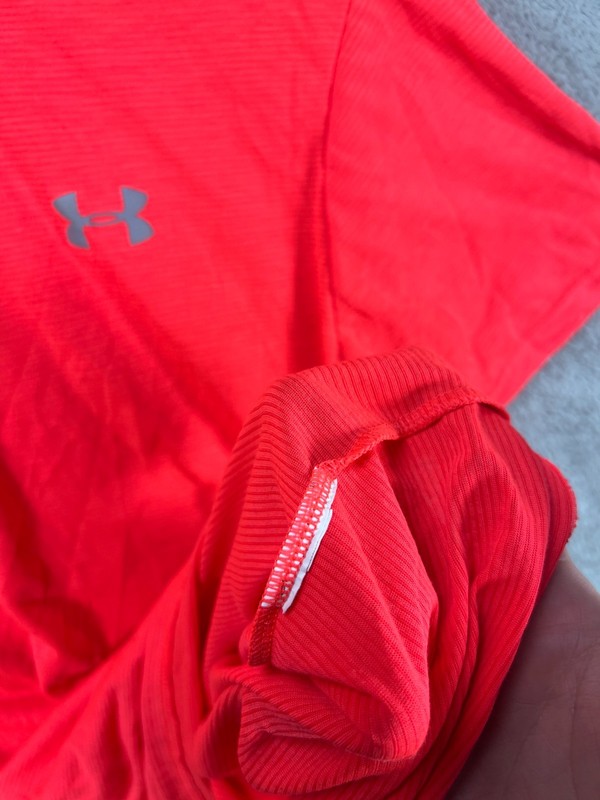 Under Armour HeatGear Run Mens Medium Shirt Neon Pink Fitted Tee Shirt Gray Logo gallery