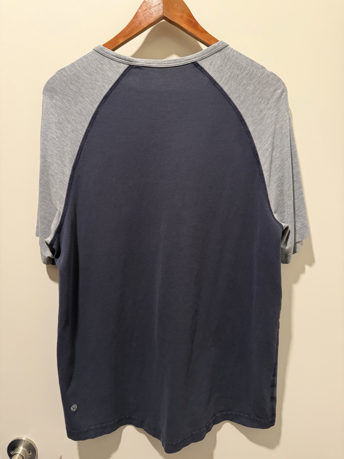 Lululemon In Your Element Pocket Tee Shirt Grey/Navy Men’s Large gallery