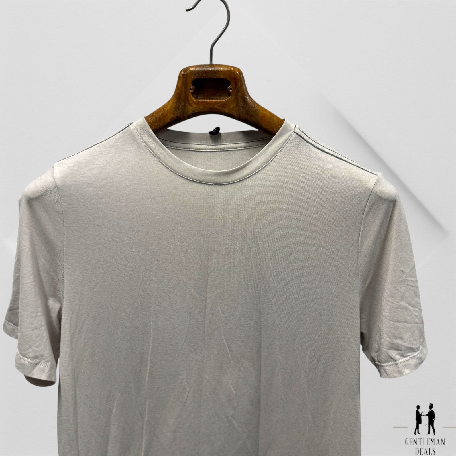 Vuori Shirt Mens M Frost Grey Current Tech Tee Stretch Hiking Running Gym 20 x27 gallery