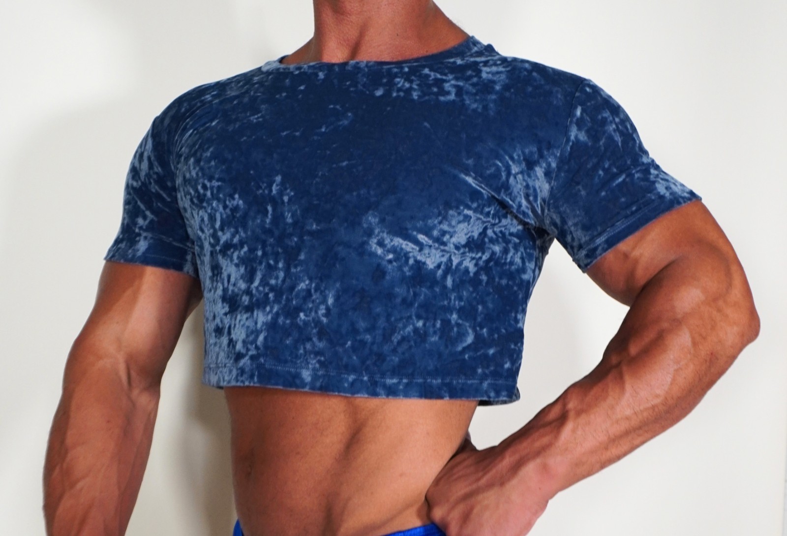 BLUE VELOUR CROPPED SHIRT SIZE MEDIUM gallery