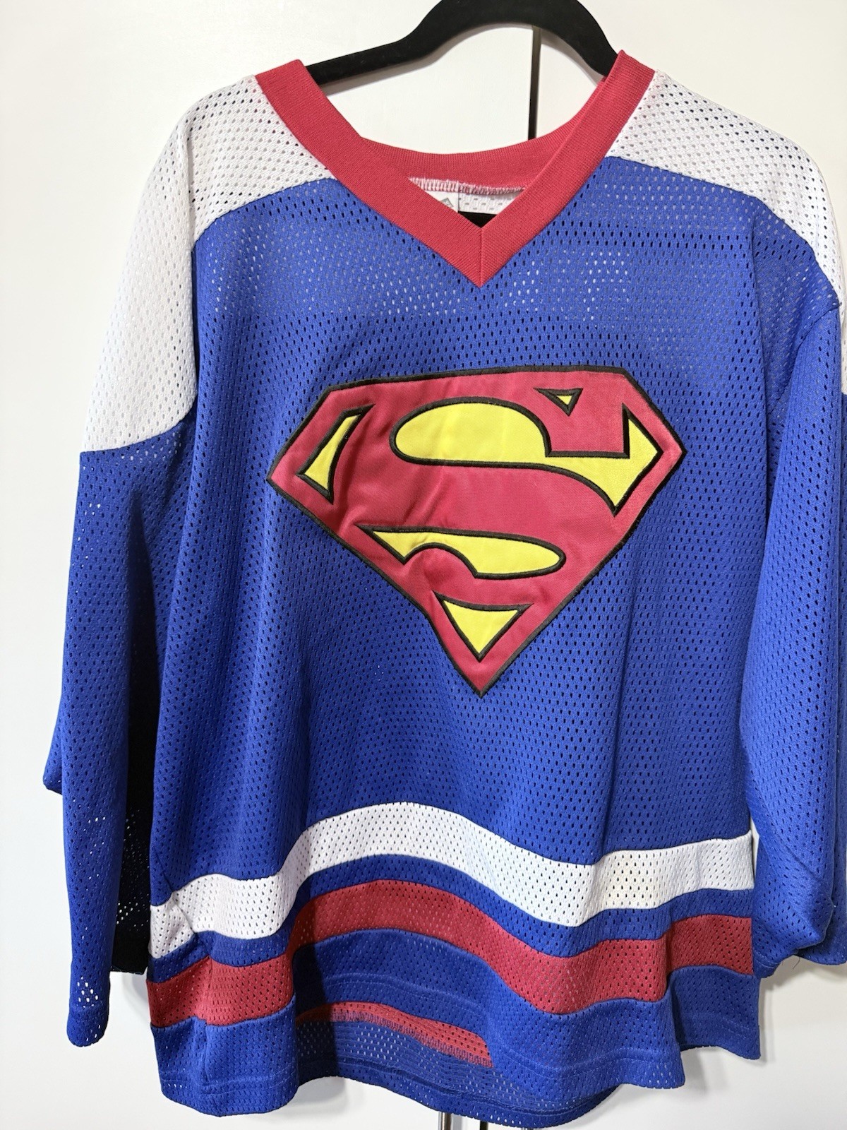 Warner Bros Studio Store Superman Mesh Hockey Jersey Men’s XL Colorblock V-Neck gallery