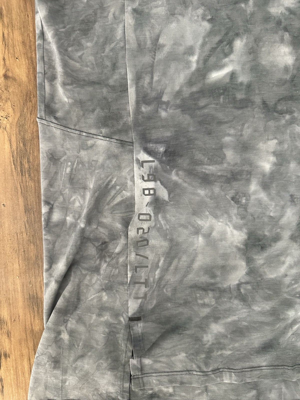 Lululemon Men’s Athletic Short Sleeve Shirt Medium Gray Tie Dye gallery