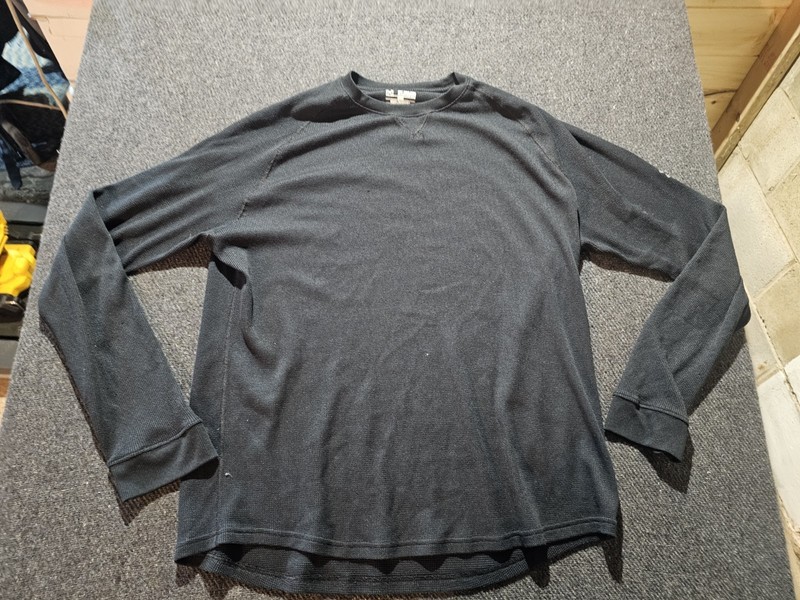 Under Armour UA Shirt Mens XL Black Thermal Waffle Knit Loose Cold Gear Crew gallery