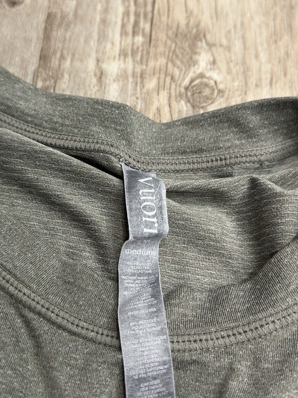 Vuori Men’s Tradewind Shirt Green taupe LS Performance Pullover V177 Pocket Sz M gallery
