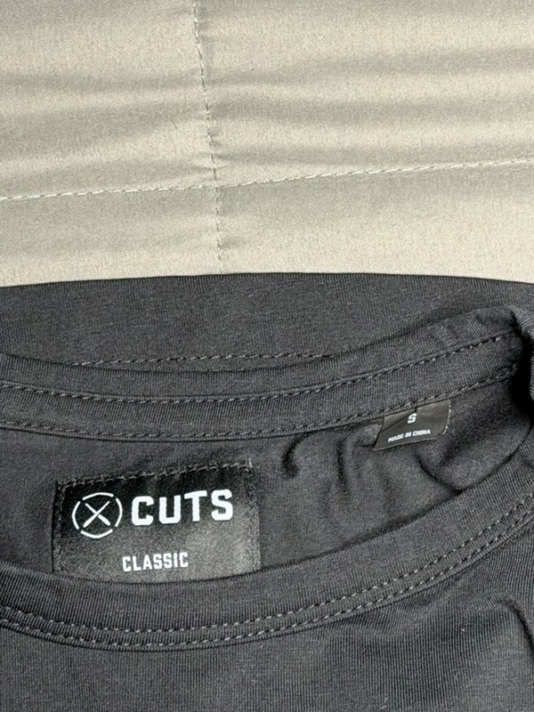 Cuts AO Curve-Hem Tee Small Black gallery