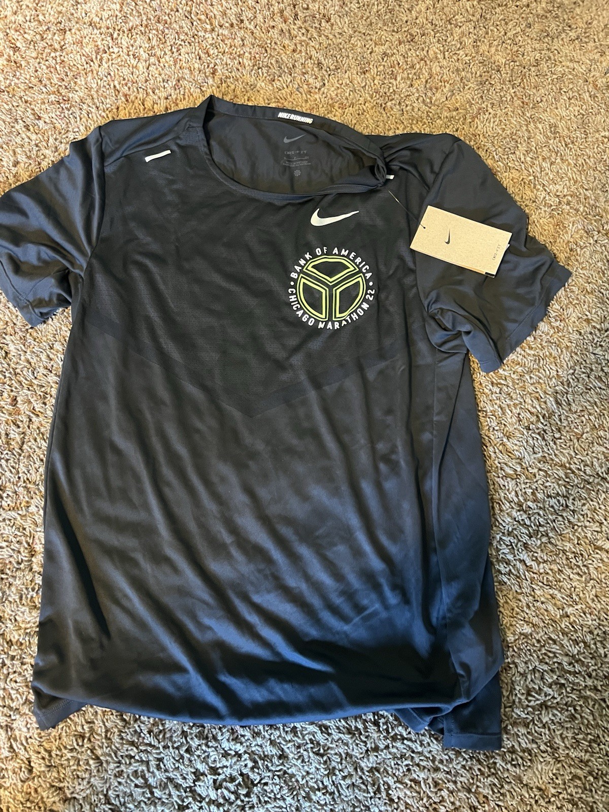 Mens Nike 2022 Chicago Marathon Short Sleeve Shirt (DX4470 045) Size Small gallery