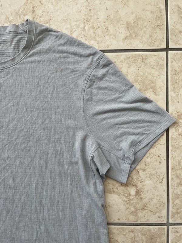 Lululemon In Mind Men’s Short Sleeve Gray XL T-Shirt Yoga Athletic Training Top gallery