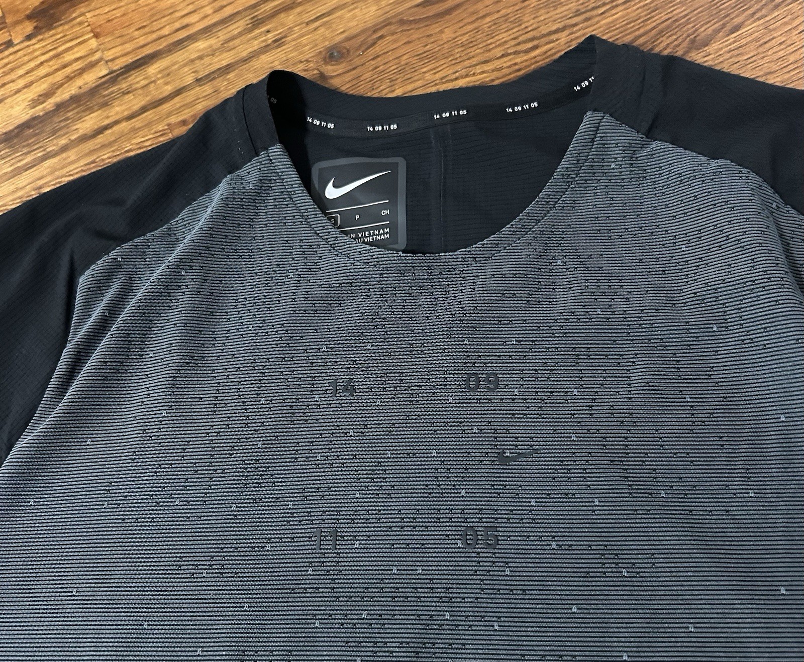 Nike Tech Pack Knit Running Short Sleeve Shirt Grey CJ5731-010 Size Small gallery