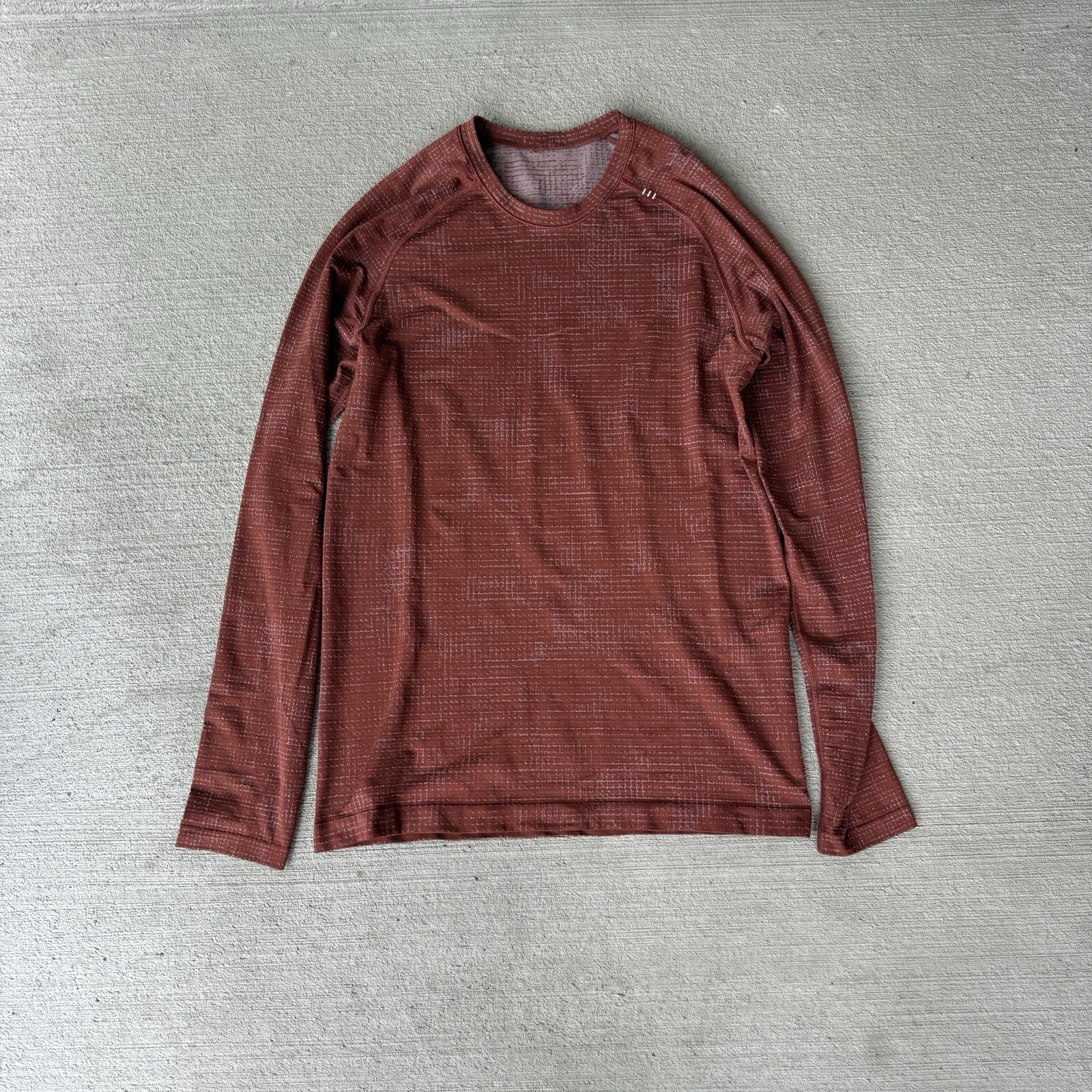 Lululemon Men’s Long Sleeve Shirt Rust Red Size S Seamless Tech Knit gallery