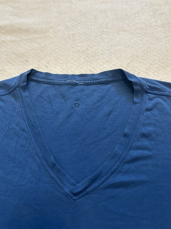 Lululemon Men's V-Neck Athletic Short Sleeve T-Shirt Matte Blue Size XL 29" gallery