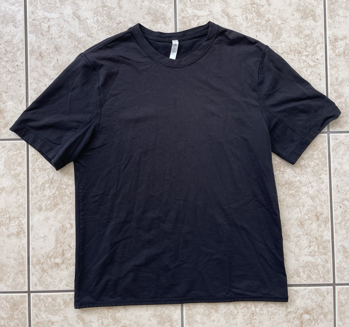 Lululemon Men’s Short Sleeve Fundamental Black Large T-Shirt Classic Work Travel gallery
