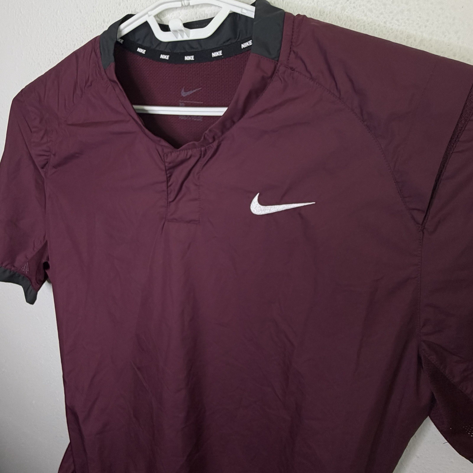 Nike Short Sleeve Windshirt Pullover Maroon Men’s Large BQ3237-669 gallery