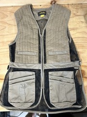 Cabela’s Vest Unisex Sz M Trap Shooting/Hunting Utility Tan Black Mesh