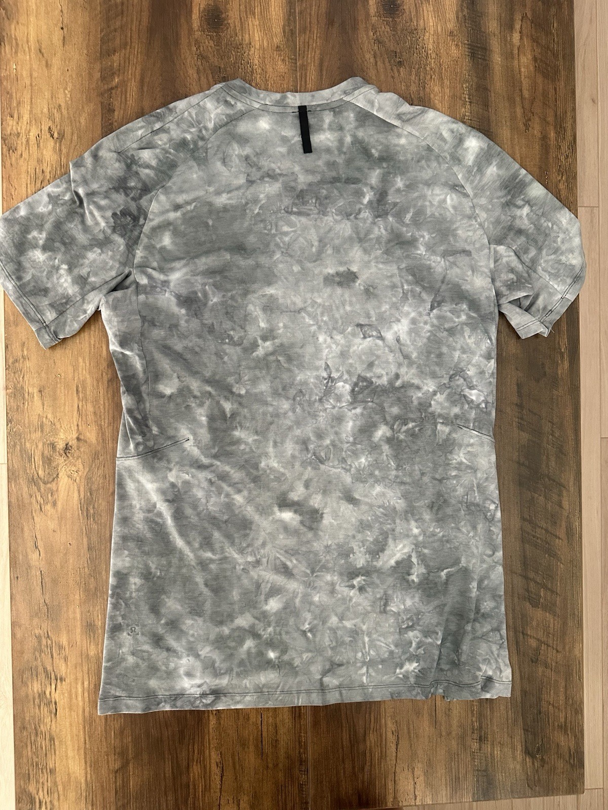 Lululemon Men’s Athletic Short Sleeve Shirt Medium Gray Tie Dye gallery