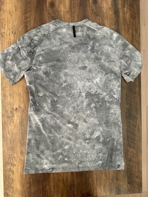 Lululemon Men’s Athletic Short Sleeve Shirt Medium Gray Tie Dye gallery