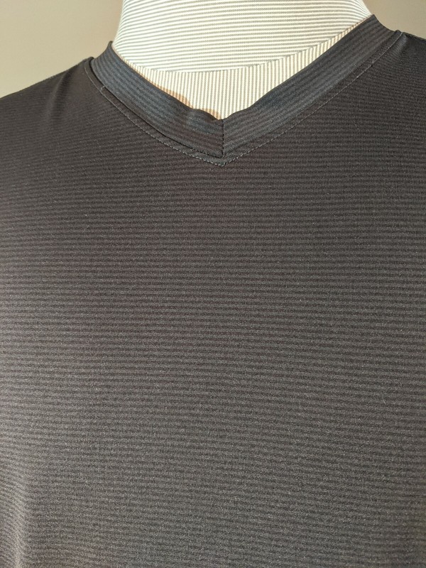 Mondetta Men's Medium Athletic V Neck Shirt gallery