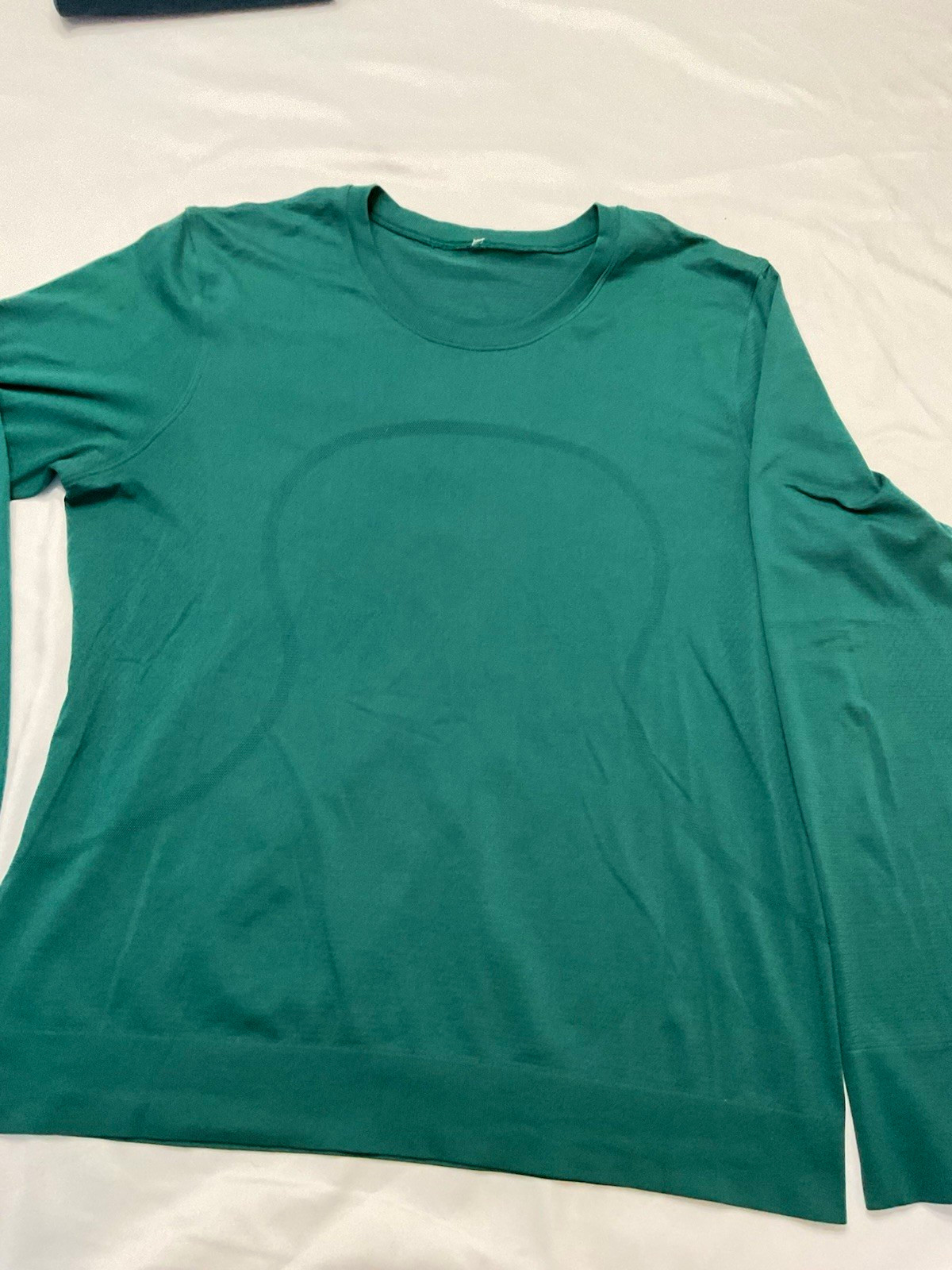 lululemon Men's Green Crew Neck Long Sleeve Lightweight Poly Logo Tee Sz L gallery