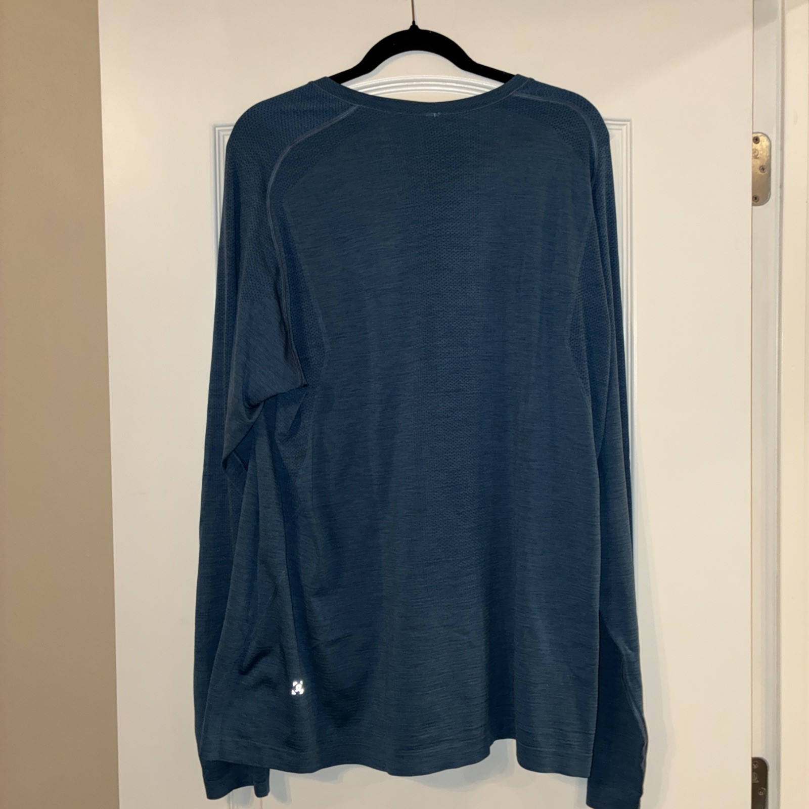 Lululemon Mens XXL Metal Vent Tech Long Sleeve Shirt Blue gallery