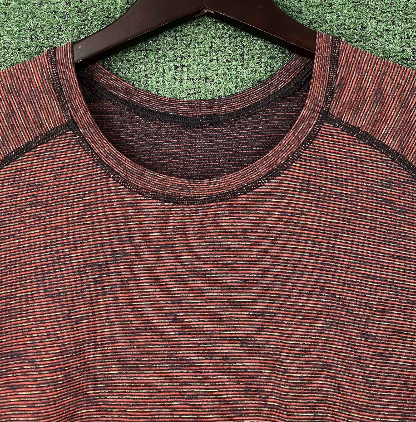 Lululemon Metal Vent Tech Heather Red Black Green T-shirt Mens Size Large gallery