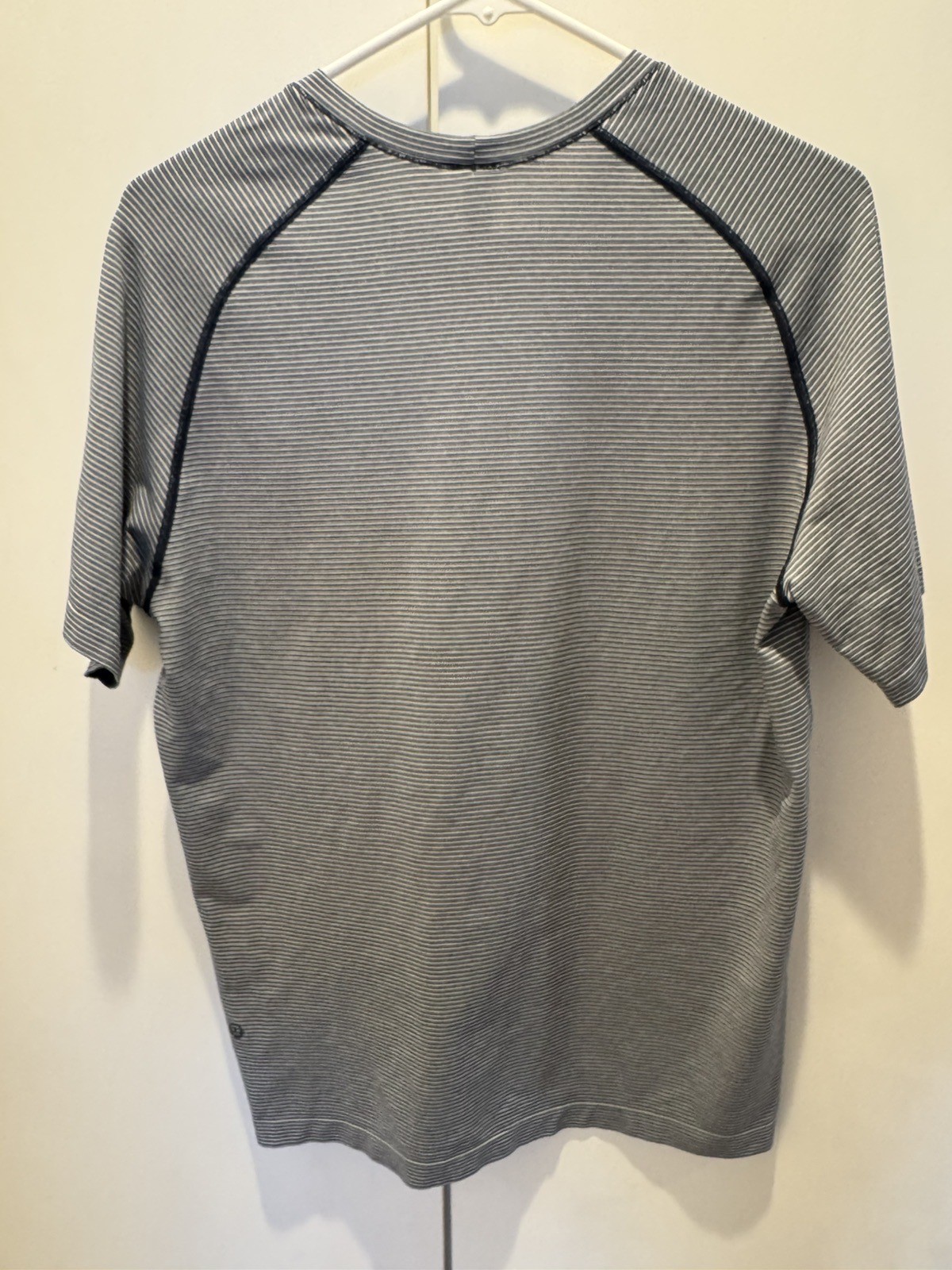 Lululemon Men’s Short Sleeve Striped Blue & White Shirt Top Medium M Never Worn gallery