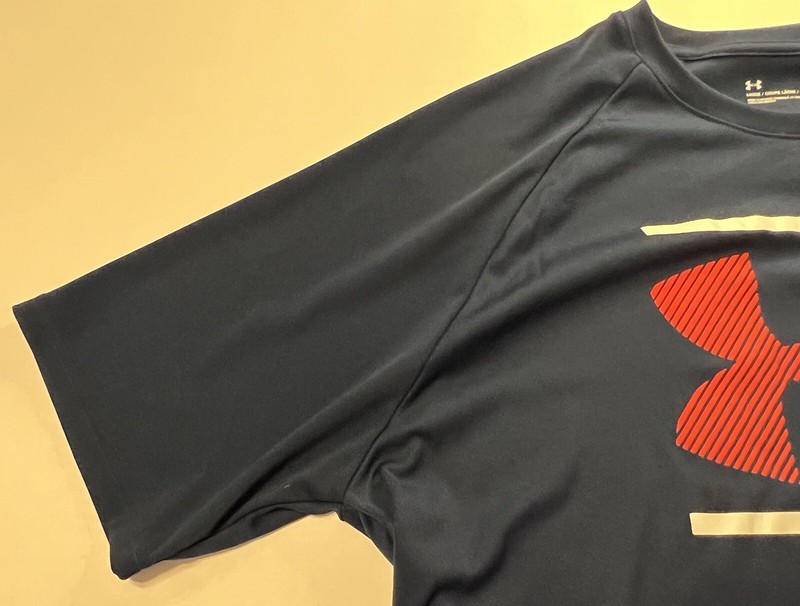 Under Armour Men’s Loose Heat Gear Navy Blue W/Red Logo Large Polyester Tshirt gallery