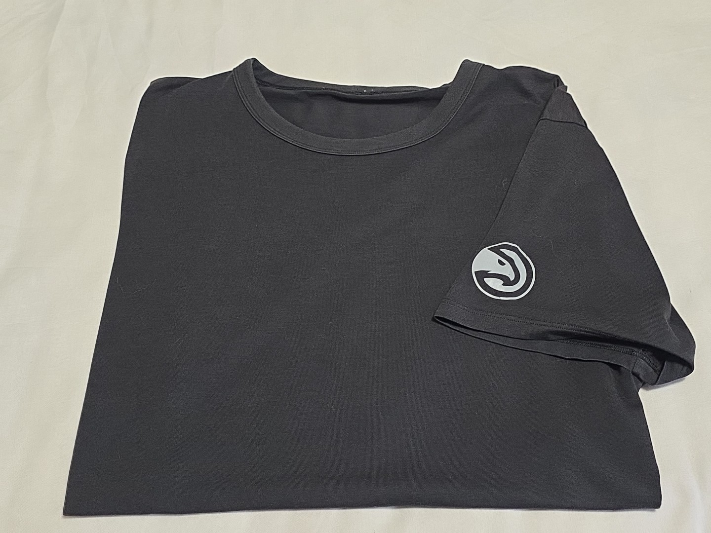 Lululemon X Atlanta Hawks NBA Black Lightweight Athletic Tshirt SZ XL gallery