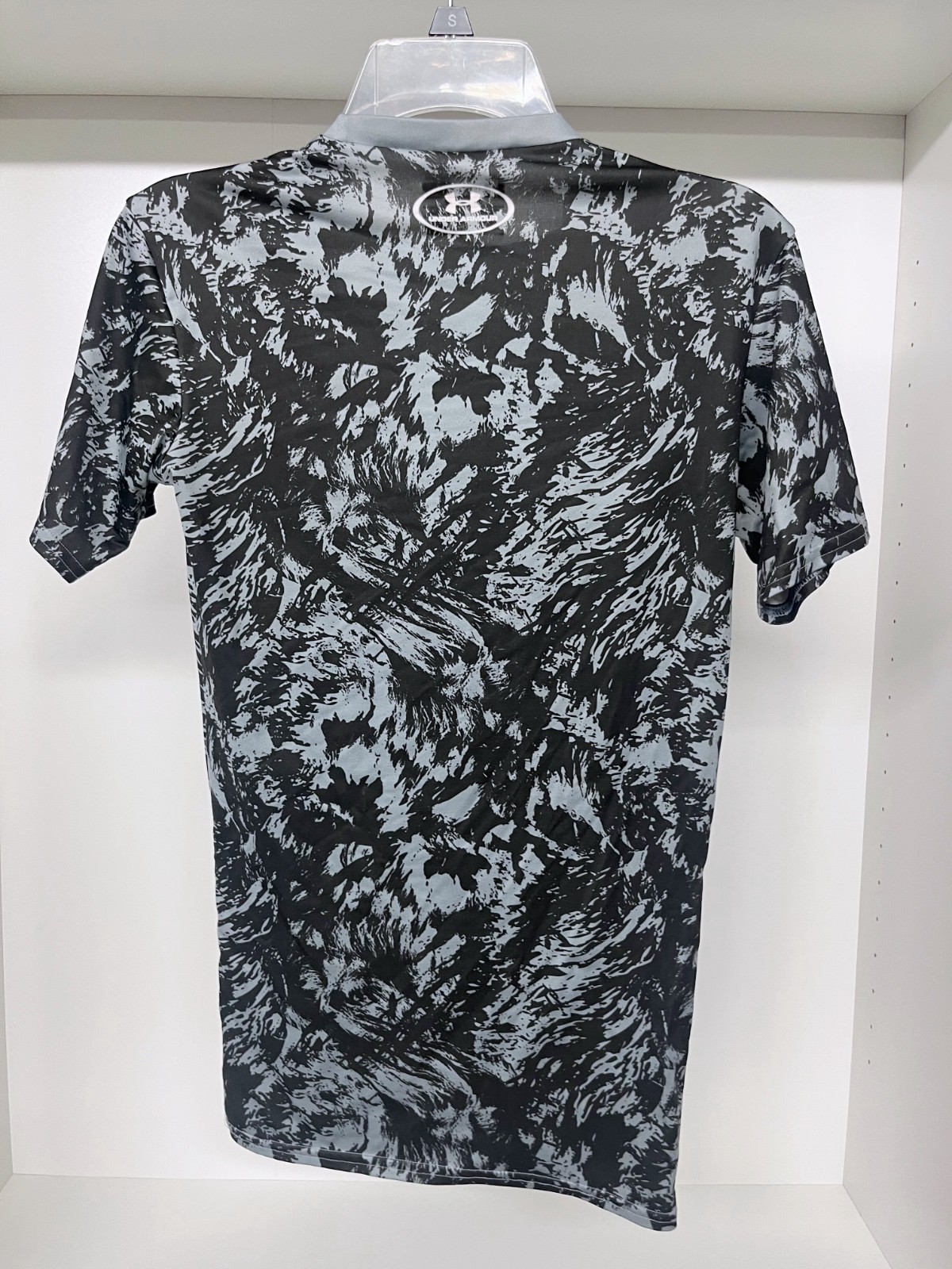 Under Armour Grizzly Bear Heat Gear Compression Shirt, SMALL - Alter Ego! gallery