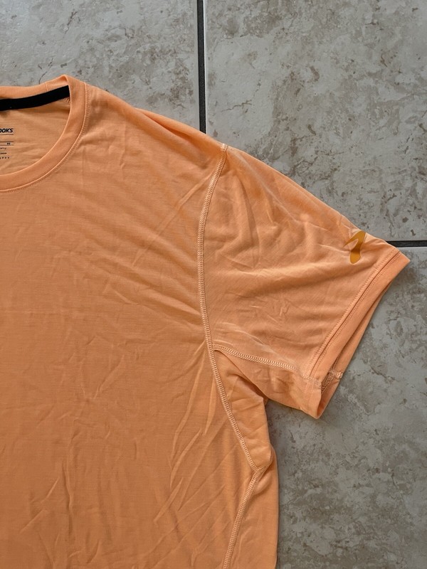 Brooks Running Men's Short Sleeve T-Shirt XL Athletic Training Racing Logo Top gallery