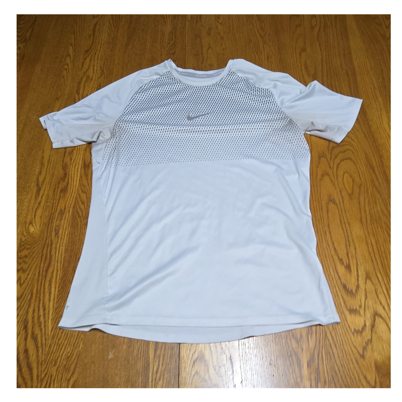 Nike Dri-FIT Moisture Wicking Men's White Short Sleeve T-Shirt Size L gallery